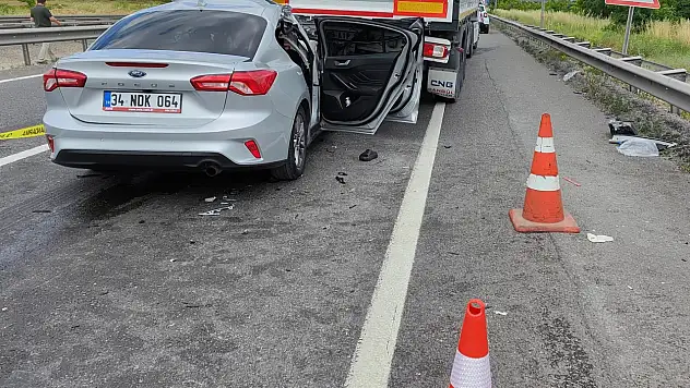 TIR'a arkadan çarpan otomobilde can pazarı: 1 ölü, çok sayıda yaralı