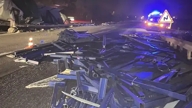 Tır devrildi sürücüsü hayatını kaybetti