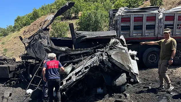 Devrilen tırın sürücüsü hayatını kaybetti