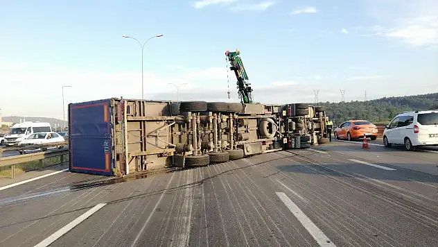 Tır devrildi sürücüsü yaralandı