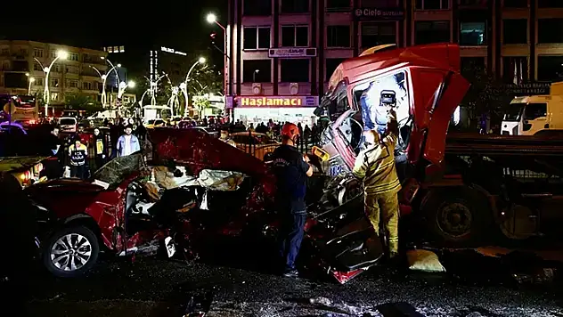 TIR iki otomobile çarptı: 5 ölü, 6 yaralı