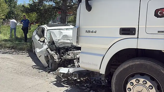 TIR ile çarpışan otomobilin sürücüsü kurtarılamadı