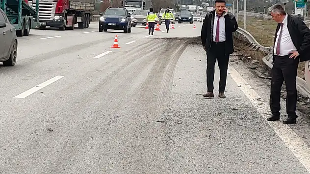 TIR ile çarpışan yolcu otobüsü refüje savruldu