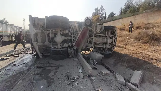 TIR ile kamyon birbirine girdi: 2 yaralı