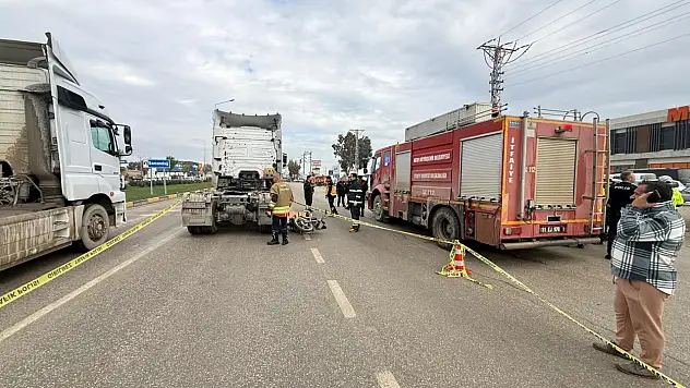 TIR ile motosiklet çarpıştı! Anne ile bebeği öldü, 3 yaralı