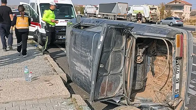 TIR ile otomobil çarpıştı: 3 yaralı