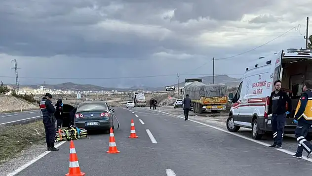 TIR ile otomobil çarpıştı: Çocuk öldü, anne ve baba yaralandı