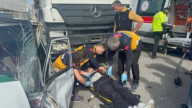 TIR ile otomobil kavşakta çarpıştı! Sürücü demir yığını arasında kaldı