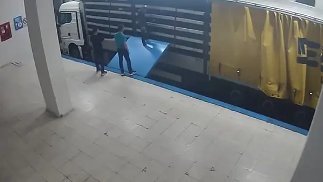 TIR'ın gizli bölmesine saklandı! Suç örgütü üyesinin kaçış planı sınırda bitti