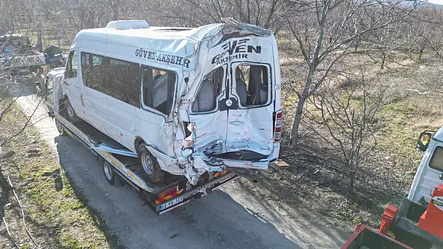 TIR'ın yolcu minibüsüne çarpması sonucu 11 kişi yaralandı: Konya yolu trafiğe kapatıldı