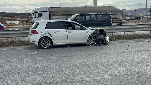 TIR otomobili sıkıştırdı: 1 yaralı