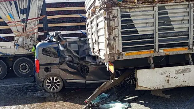 Tır ve araç çarpıştı: Ortalık can pazarına dönüştü!