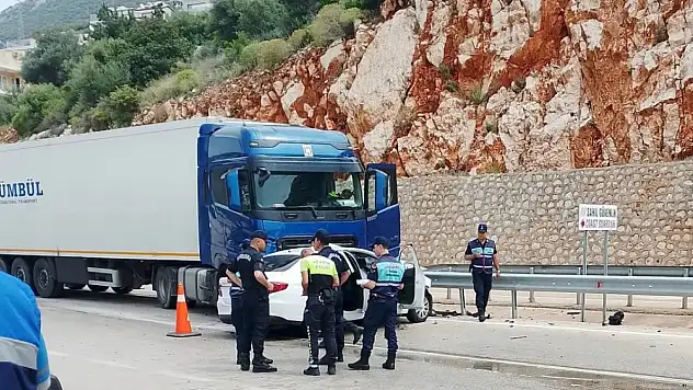 Tırla otomobil çarpıştı: Sürücüsü yaralandı