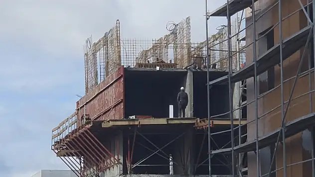 Toplu konut şantiyesinde 3'üncü kattan düşen işçi yaşamını yitirdi