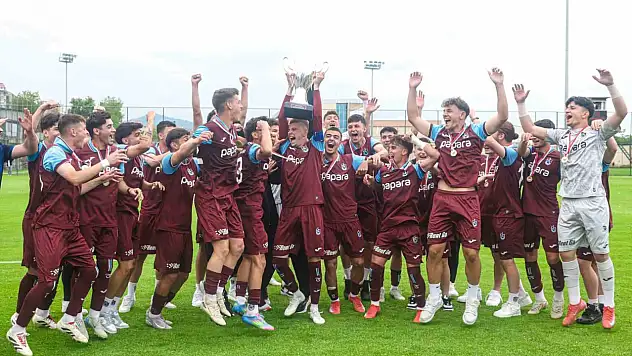 Trabzonspor U19 şampiyonluk kupasını kaldırdı