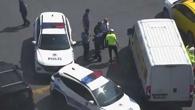 Trafiği yönlendiriyordu! Minibüsün çarptığı polis memuru ağır yaralandı