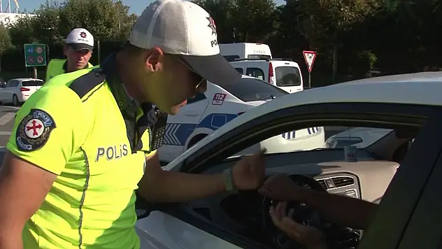 Trafik kuralını ihlal etti, yetmedi aracını muhabirin üzerine sürdü