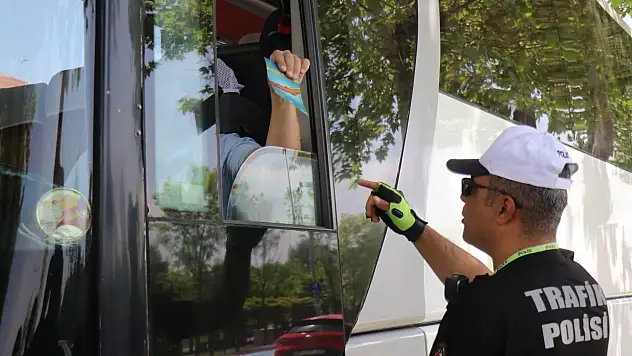 Trafik polisleri  bilinçlendirmek için durdurdu