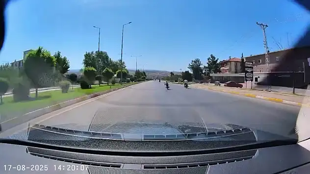 Trafikte korkutan anlar: Motosikletlerin üzerine yatarak yarıştılar