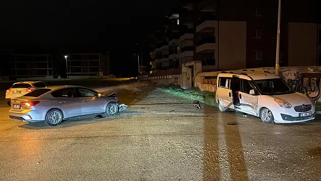 Trafikte kural tanımazlık zirvesi: 15 yaşındaki sürücü ile alkollü sürücü çarpıştı