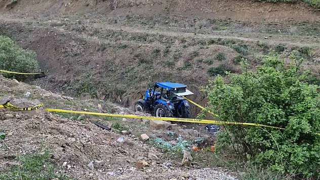 Traktör dere yatağına devrildi: 1 ölü