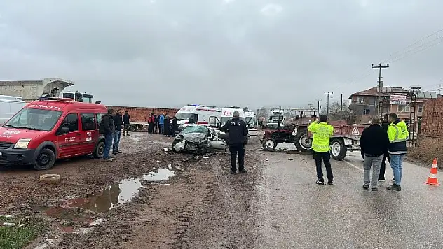 Traktörle otomobil çarpıştı: 1 kişi öldü, 2 kişi yaralı