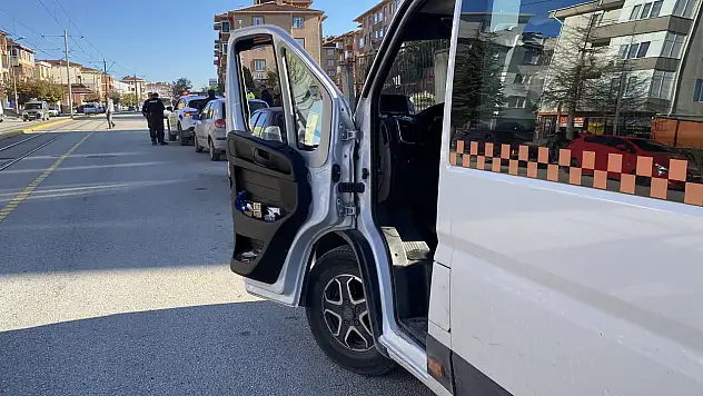 Tramvay, açık kalan servis kapısına çarptı: 3 Yaralı