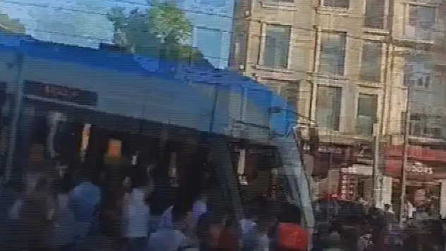 Tramvay durağında dehşet dolu anlar! Raylara düşen 6 yaşındaki çocuk kurtarılamadı