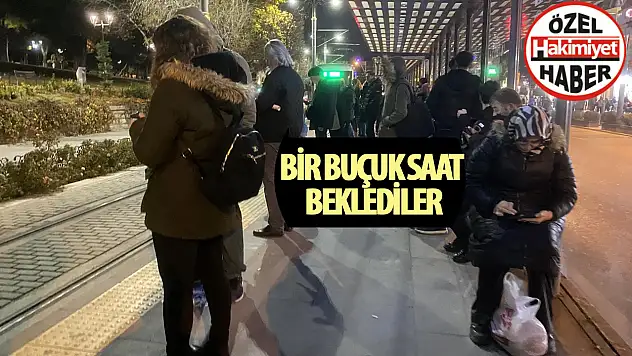 Tramvay Hattında Elektrik Arızası Çıktı: Yolcular 1 buçuk saat bekledi