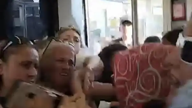 Tramvayda koltuk kavgası! Çocukların önünde çanta ve yumruklar konuştu