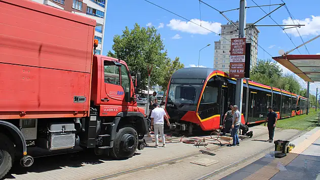 Tramvayın çarptığı 24 yaşındaki genç kadın hayatını kaybetti