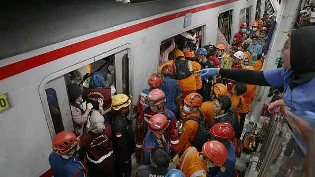 Tren kazası: 14 ölü, 84 yaralı