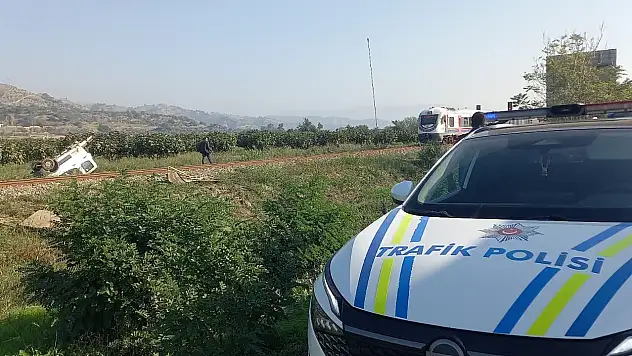 Trenin çarptığı kamyonet ikiye bölündü: 1 yaralı