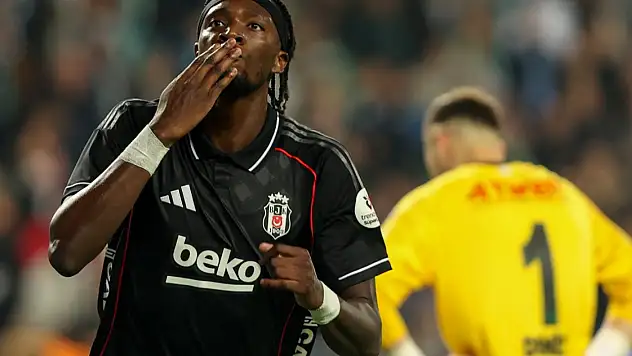 Tribünler ıslıkladı, Uçar isyan etti: Beni eleştirin ama bu çocuğu değil!