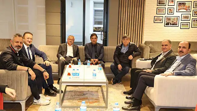 Tümosan Konyaspor'a zorlu maç öncesi protokolden moral ziyareti