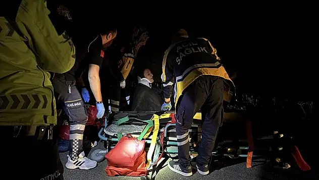 Tüp yüklü kamyon ile minibüs çarpıştı: 16 yaralı