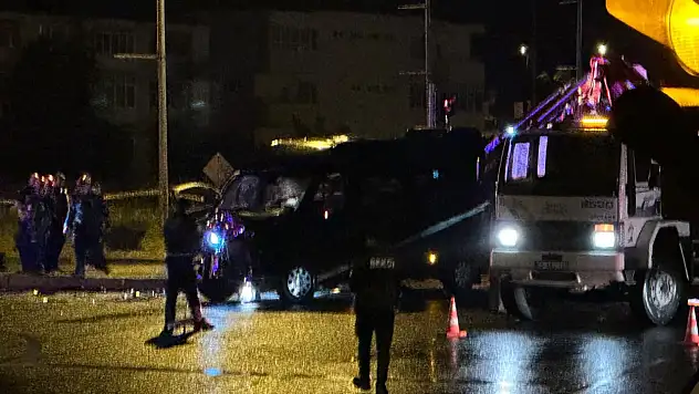 Tur minibüsü ile otomobil çarpıştı: 1 ölü, 10 yaralı