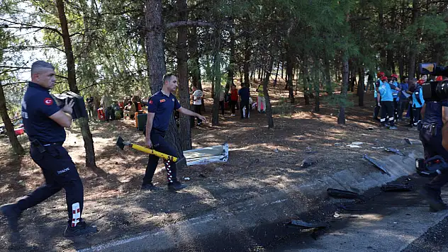 Turistleri taşıyan otobüs şarampole uçtu: 2 ölü, 9 yaralı