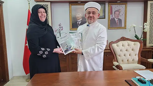 Türkiye'de Müslüman oldu ismini Kübra koydu