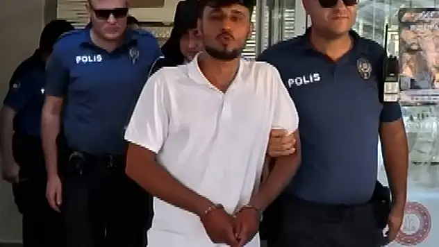 Tutuklanan şüpheliden şaşırtan hareket: Gazeteciye öpücük atıp, Zeki Müren'e selam gönderdi