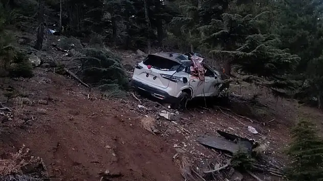 Uçuruma yuvarlanan araçta bulunan karı-koca hayatını kaybetti!