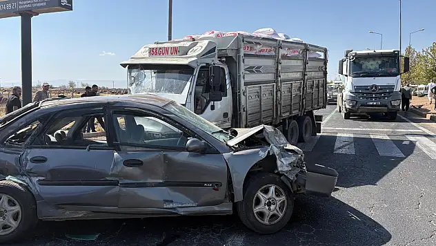 Un yüklü kamyon dehşet saçtı: 2'si çocuk 10 yaralı