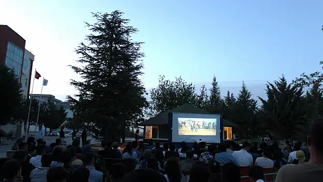 Üniversite öğrencilerine açık hava sineması