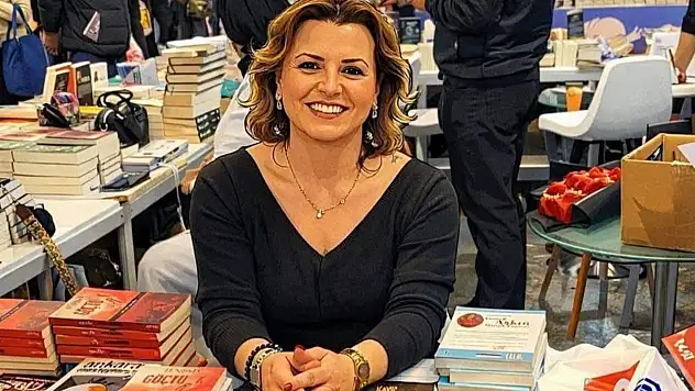 Ünlü yazar, bayram ziyaretine gittiği aile evinde öldürüldü