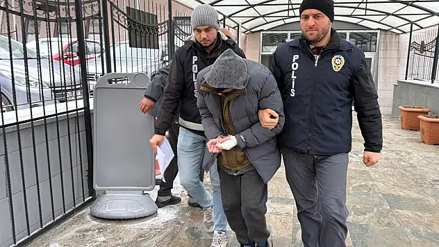 Üvey oğlu tarafından bıçaklanan baba hayata tutunamadı