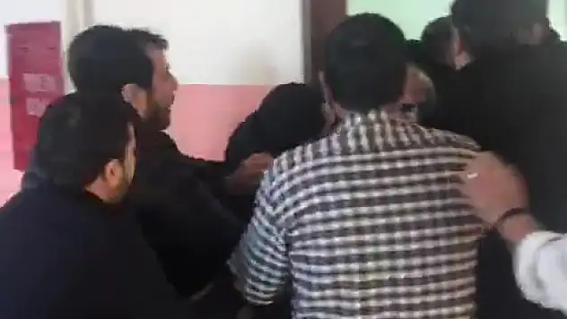 Veliler öğretmenleri darp etti