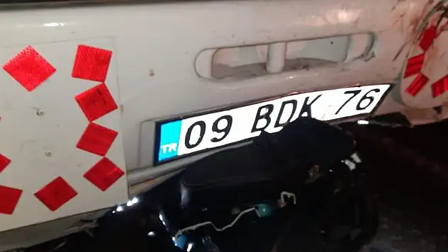 Virajı alamayan motosiklet kamyonete çarptı