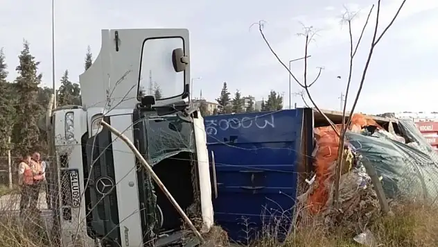 Virajı alamayan tır devrildi: Kabinde sıkışan sürücüyü itfaiye ekipleri kurtardı