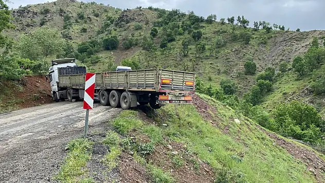 Virajlı yolda tır mahsur kaldı