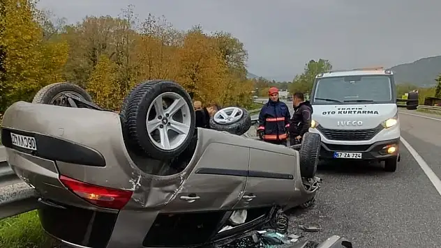 Yağış nedeniyle otomobil takla attı: 2 yaralı